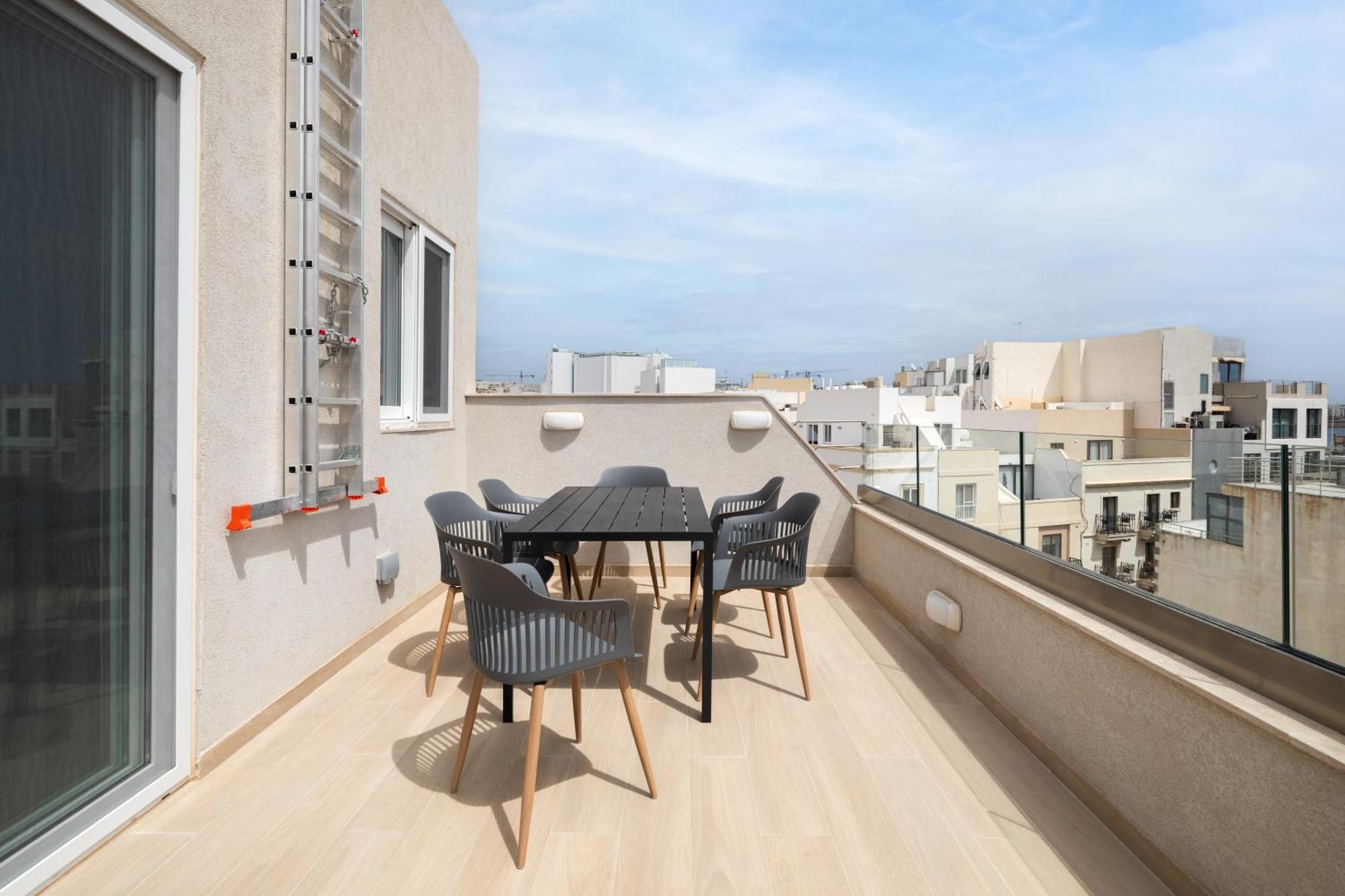 Appartamento Modern 2br Duplex Penthouse With Front Balcony And Large Terrace - Close To Saint Julians & Sliema *