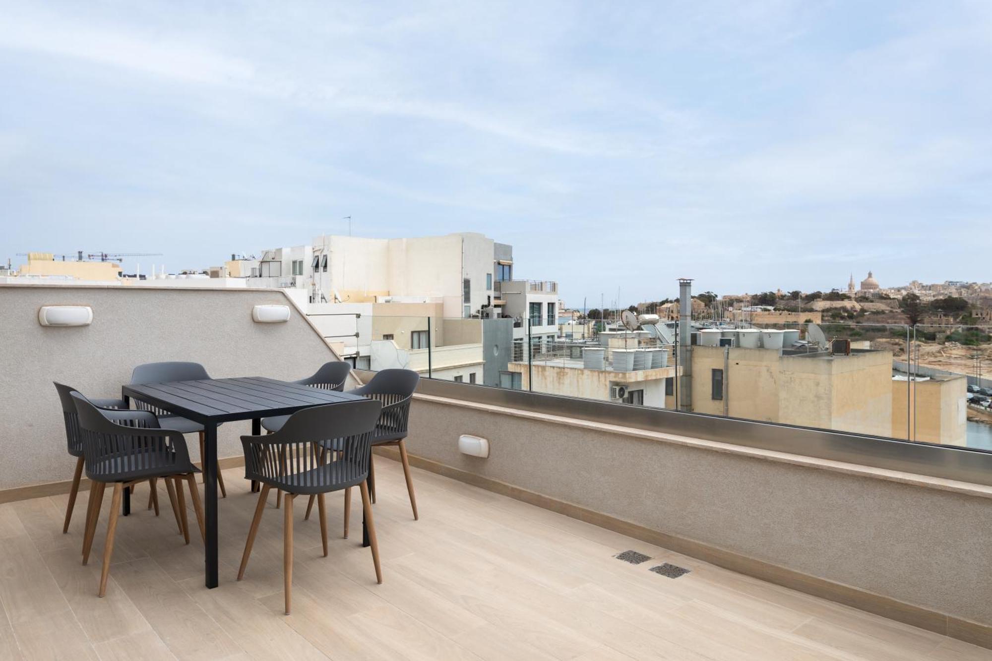 Appartement Modern 2br Duplex Penthouse With Front Balcony And Large Terrace - Close To Saint Julians & Sliema Gzira