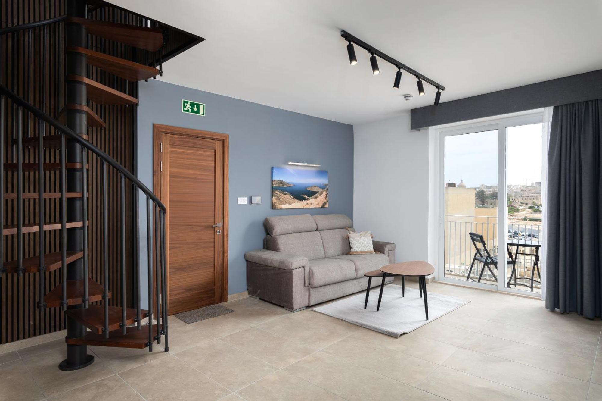 Appartement Modern 2br Duplex Penthouse With Front Balcony And Large Terrace - Close To Saint Julians & Sliema *