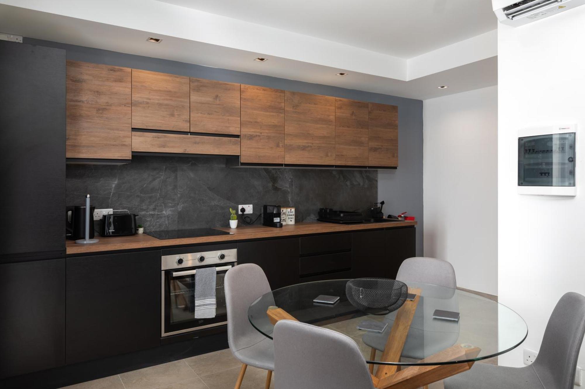 Modern 2br Duplex Penthouse With Front Balcony And Large Terrace - Close To Saint Julians & Sliema Appartement Gzira