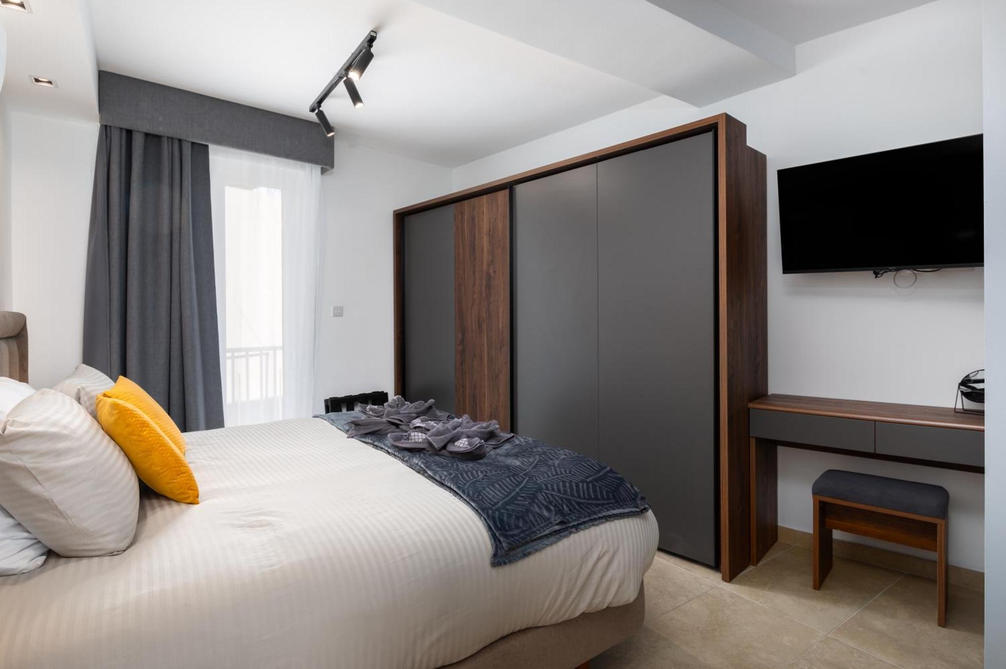Appartement Modern 2br Duplex Penthouse With Front Balcony And Large Terrace - Close To Saint Julians & Sliema